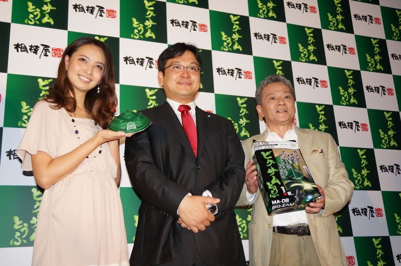 写真左から、タレントの加藤夏希さん、相模屋食料の鳥越淳司社長、声優池田秀一さん