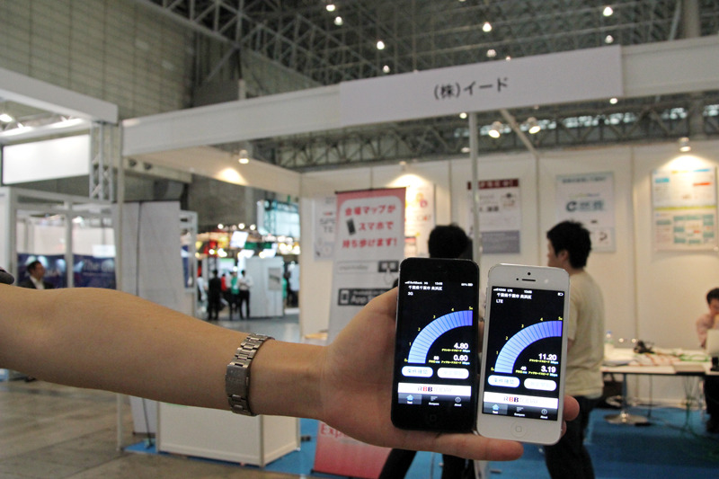 5ホールのほぼ中央に位置するイードのブースでは、iPhoneとAndroid端末の両方でauが最速値を記録した