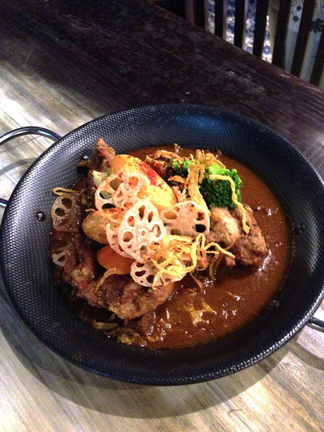 フライドチキンと旬の温野菜のカレーソースがけ