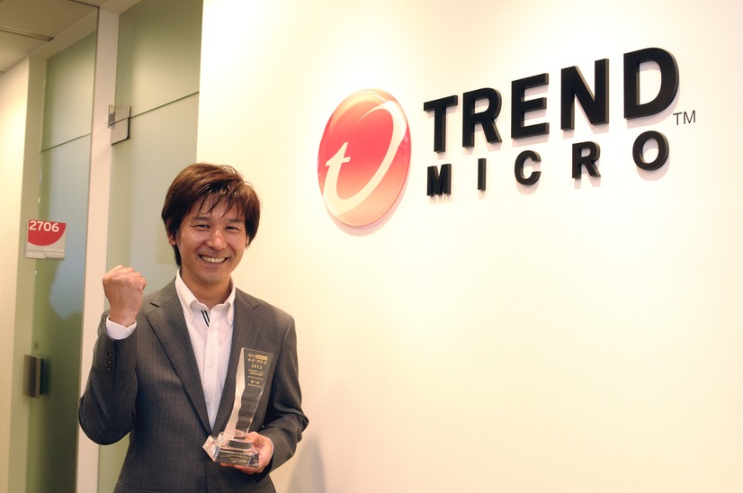 トレンドマイクロ株式会社 エンタープライズマーケティング部 岡野 健人 氏、イードアワード受賞トロフィーとともに