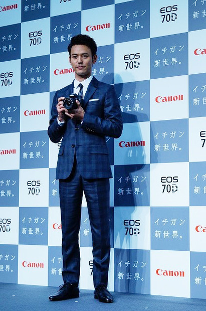 妻夫木さんはミラーレスカメラ「EOS M」でもコミュニケーションパートナーを務めた。