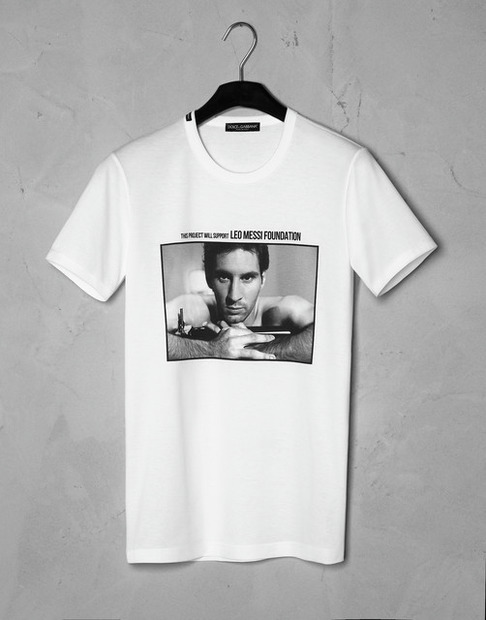ドメニコ・ドルチェが撮影したメッシの写真をプリントしたTシャツ