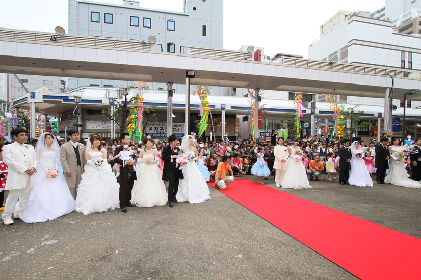 昨年の結婚式の様子。7組が結婚式をあげた。