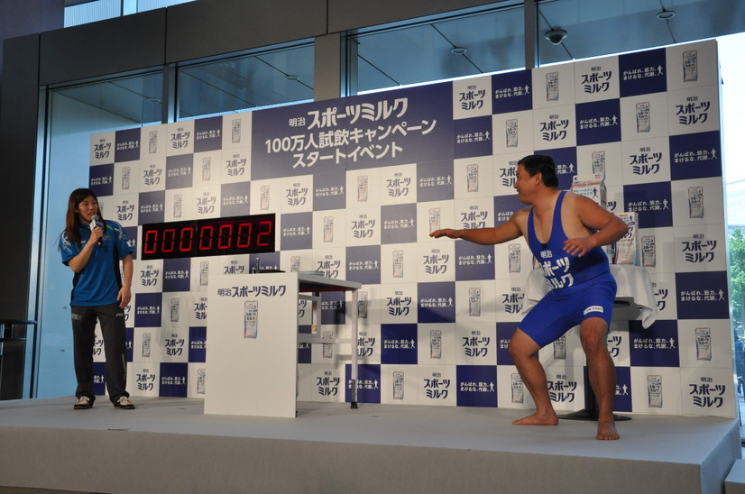 スギちゃん暴走！吉田沙保里選手にキス＆頬ずり……「明治スポーツミルク」イベント