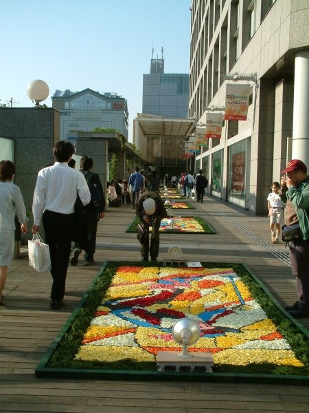 GWはバラの花びらで作った絵画に囲まれて光体験−新宿タカシマヤでインフィオラータ開催