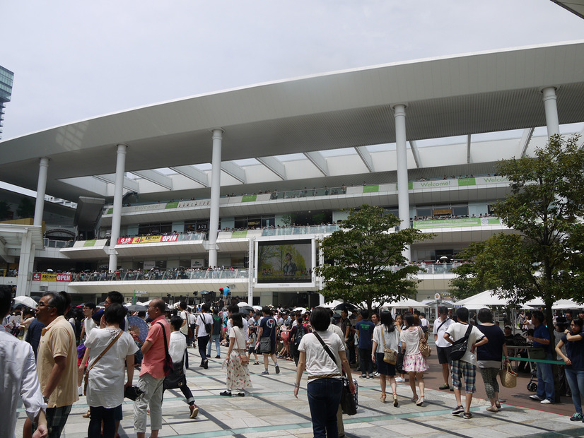 剛力彩芽が凱旋ライブイベント！猛暑のなかファン1万人！