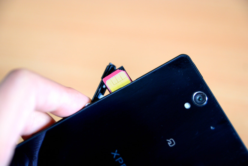 今回は手持ちのXperia Zでテスト。普通のSIM同様、端末に挿せばOK
