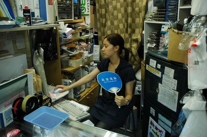 来店客はタダで持って帰っていいという高速電脳団扇を発見し、こっそりゲット!?