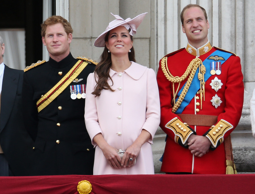 出産前のキャサリン妃と、ウィリアム王子（右）、ハリー王子（左）