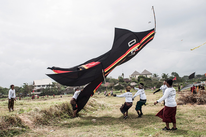 巨大なサメの凧も登場……Bali Kite Festival