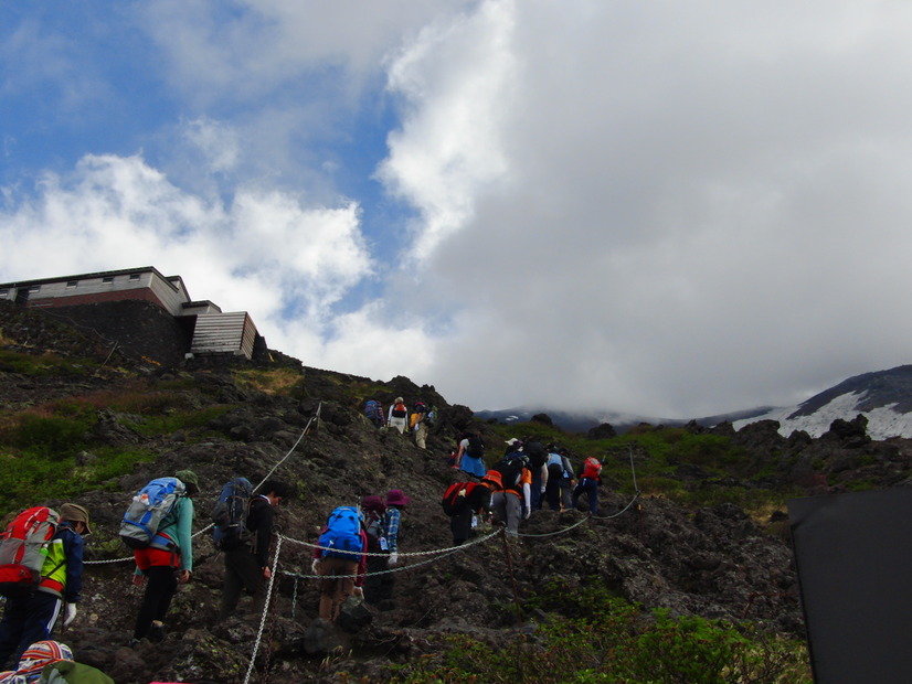 大勢の登山客でにぎわう登山道