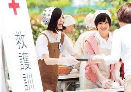 「防災ボランティア」に挑戦する松井珠理奈と山本彩