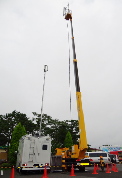 ソフトバンクの高所作業タイプの移動基地局車