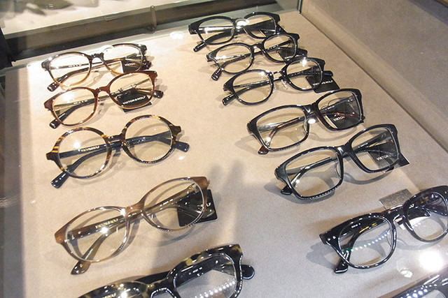 「ヴィクター＆ロルフ」で人気のアイウエア。右上の黒縁眼鏡はデザイナーのヴィクターとロルフが愛用している