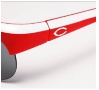 「JINS SPORTS×carp」左のテンプルには『C』マーク
