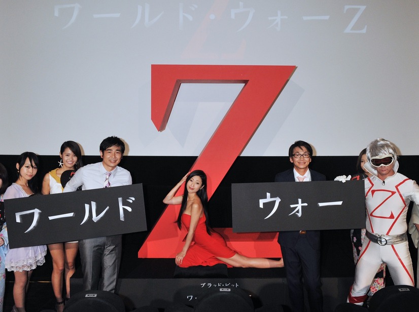 8月9日深夜に行われたカウントダウン上映イベントに登場した壇蜜とハマカーン