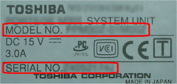 PC本体の底面にあるラベルで型番・製造番号を確認できる