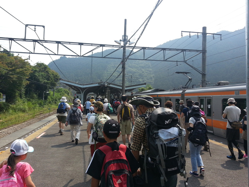 御岳駅で降りる家族連れ