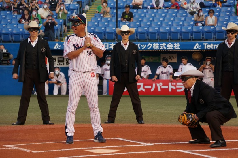 始球式ではピッチャーでなく、やはりキャッチャーを担当した野村氏