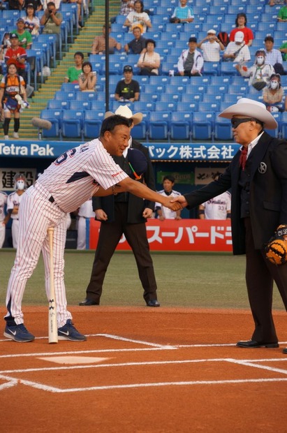 ローン・レンジャー姿の野村克也氏が始球式に参加