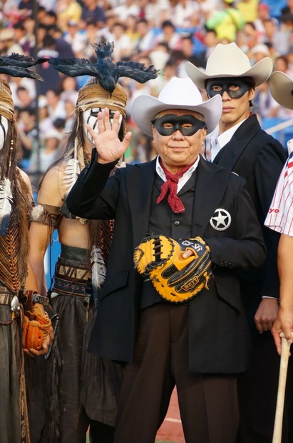 ローン・レンジャー姿の野村克也氏が始球式に参加