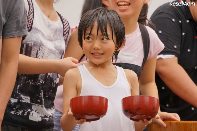 神輿の担ぎ手に水をかけて涼をとる”水掛神輿”に参加した黎くん