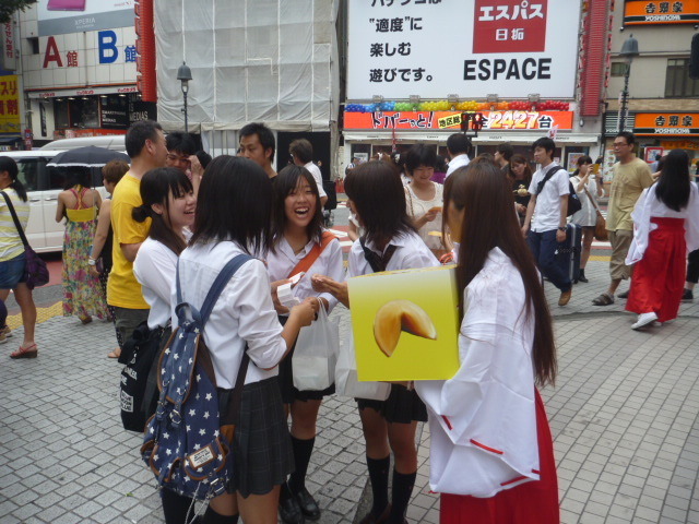 初センター・さしこ様に御利益あり……？　渋谷109前に指原大明神が出現！