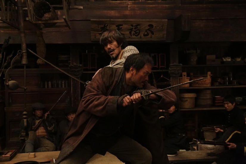 渡辺 謙、佐藤浩市の殺陣シーン　(c)2013 Warner Entertainment Japan Inc.