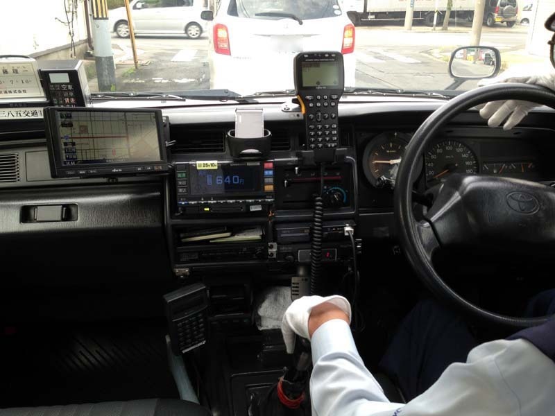 タクシー車内には専用カーナビゲーションや情報端末等が装備され、アプリからタクシーを注文すると最寄の空車にダイレクトに配車指示が飛ぶ。