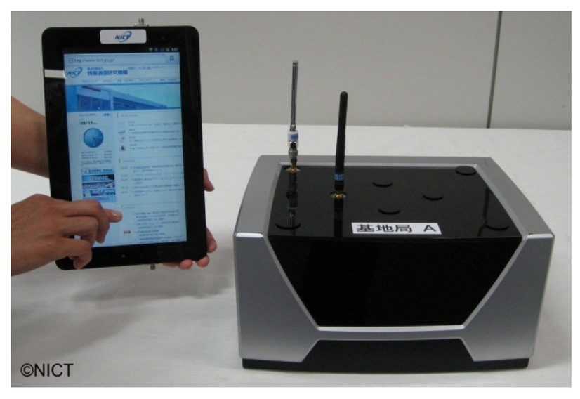 今回開発した携帯型タブレット端末（左）と以前開発した据置型基地局（右） 