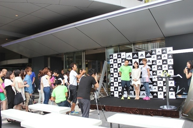 東京・渋谷ヒカリエで行われたトークイベントの最後には、一般来場者との写真撮影会が行われた