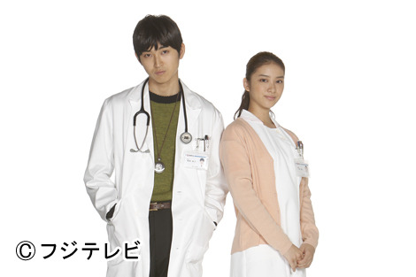 フジテレビ系「海の上の診療所」で月9ドラマ初主演の松田翔太（左）と共演の武井咲