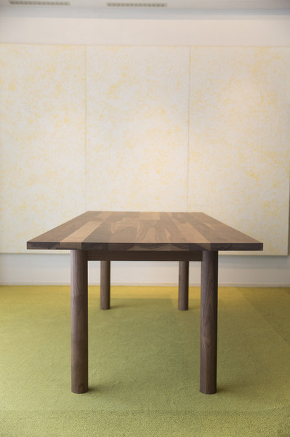 端材をパッチワークして作った無垢天板のテーブル「MALNI」。