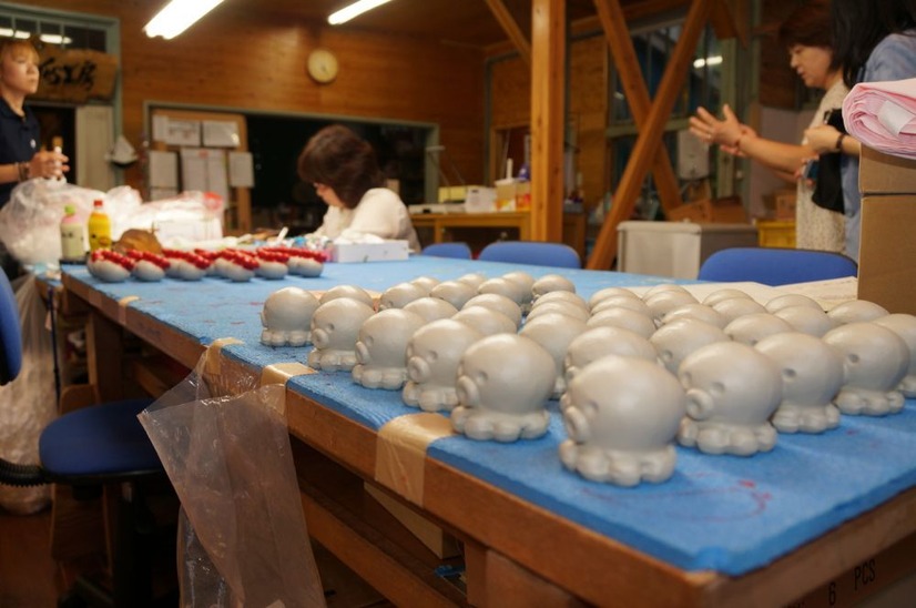 様々なグッズの制作が手作業で進められている