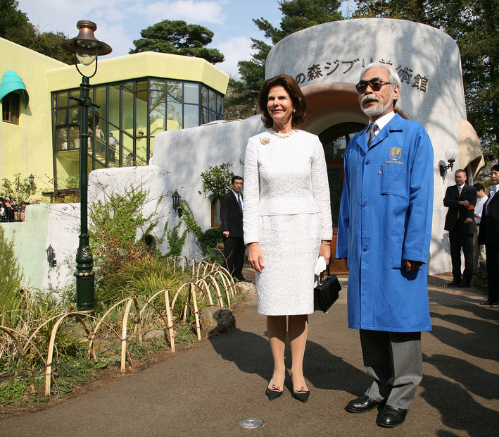 ジブリ美術館を訪れたスウェーデンのシルヴィア王妃を案内する宮崎駿監督（2007年）　(c)Getty Images
