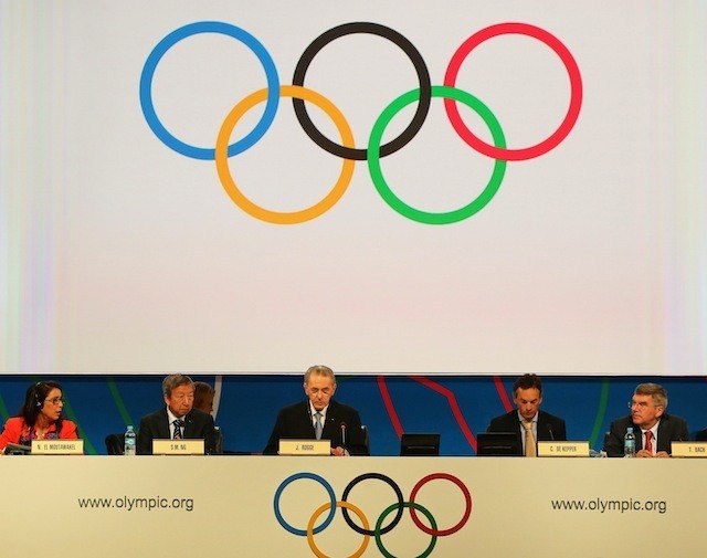 候補都市プレゼンテーション。中央はIOCのロゲ会長　(C) Getty Images