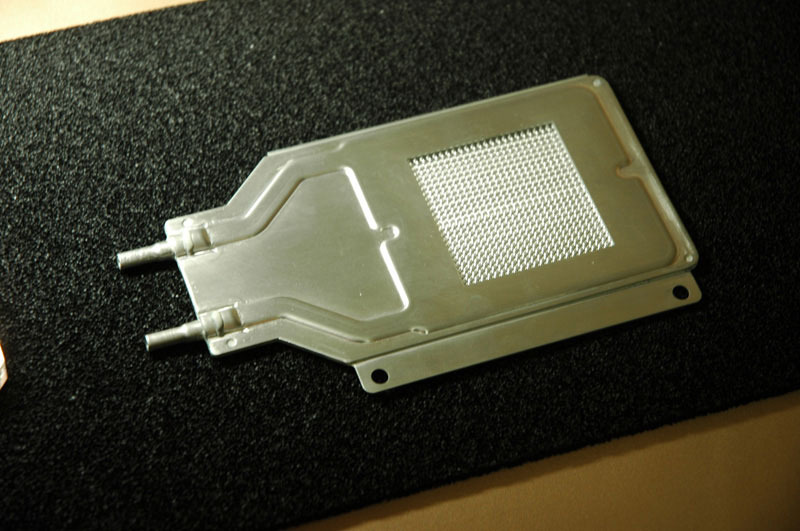 ジャケットの高さは4mm。冷却能力は15〜30W。中央のギザギザ部分にもインナーフィンを配置し、不凍液を流して熱効率を高めている