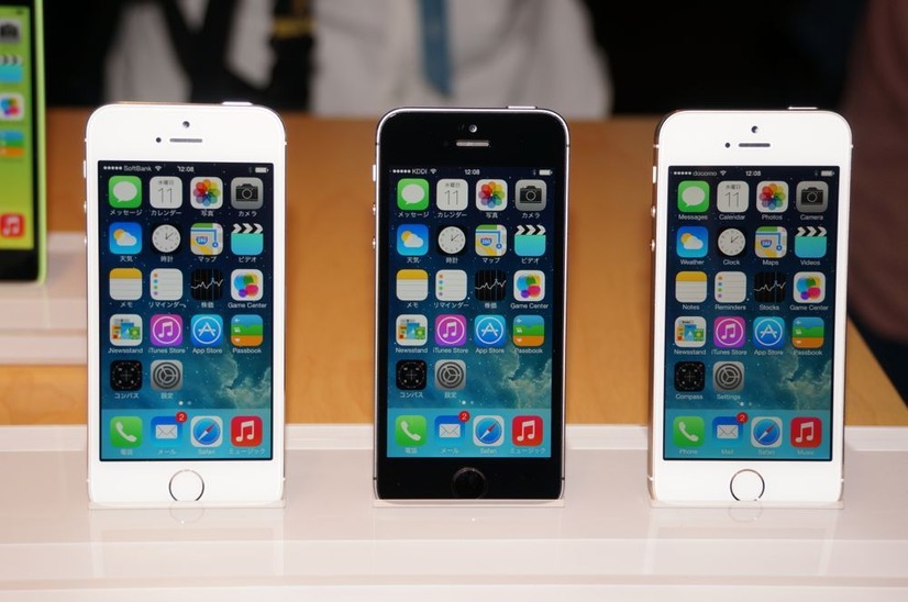 iPhone5s、前面パネルはホワイトとブラックの2色
