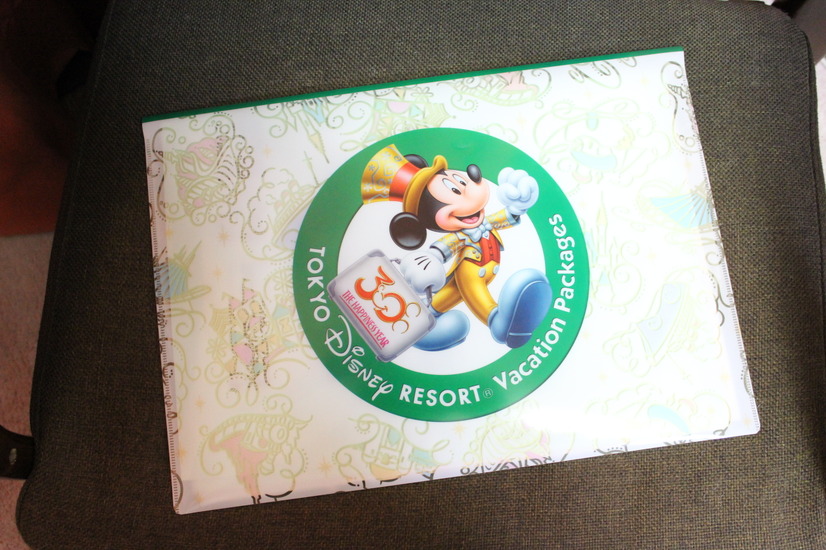 申し込むと自宅に届く「バケーション・パッケージ」キット。現在は30周年記念デザイン。