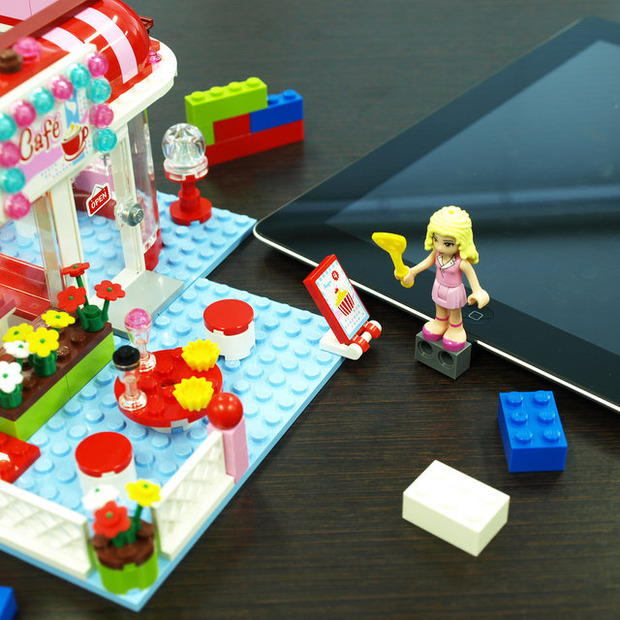 レゴブロックを使ってiPhoneスタンドを作ろう！iPhone5s/5c対応予定のLEGOブロック対応Lightningポートキャップ予約開始