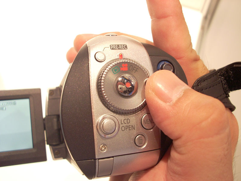 操作ボタンの数が少なく、どれも親指で簡単に操作可能