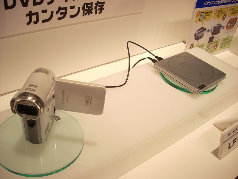 別売の専用コードでポータブルDVDマルチドライブへの接続も可能