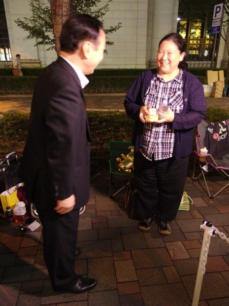 ドコモショップ丸ノ内店前（9月19日夜）