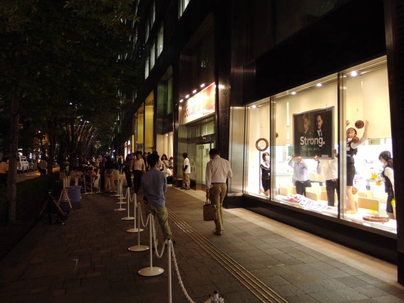 店内では改装作業が進む。