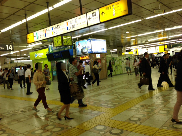 帰宅ラッシュ時の新宿駅