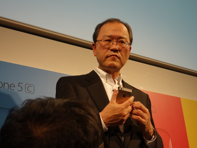 囲み取材に応じた田中社長