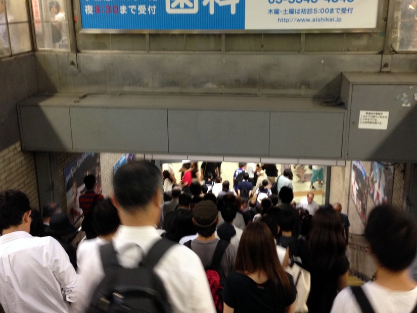 混雑する新宿駅、iPhone 5sが最も快適なキャリアは？