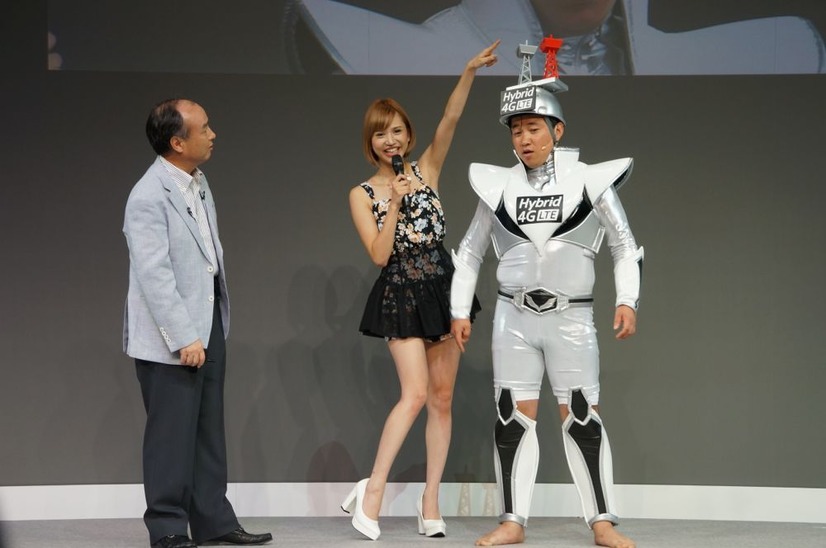発表会の様子 スギちゃんと水沢アリーがゲストとして登場した