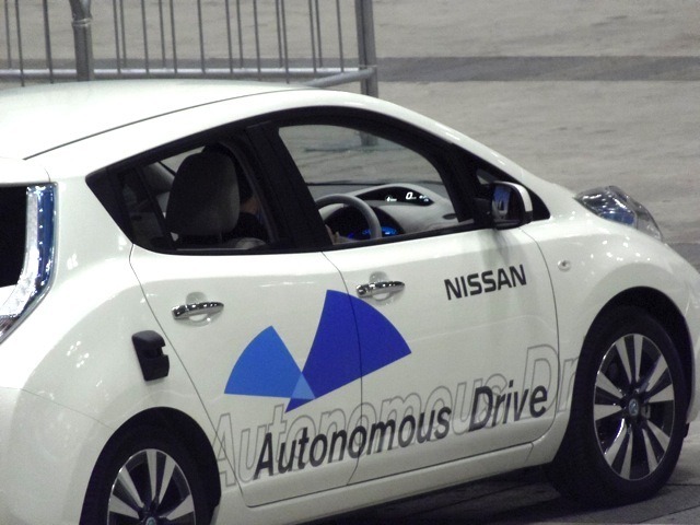日産リーフをベースにしたプロトタイプの車両。実際に自動運転のデモを行なっているところ