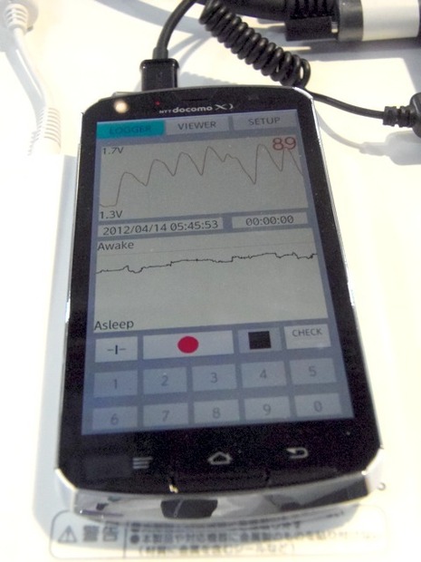 実物のスマートフォンで解析中。FFTアナライザーのような機能で周波数を分析するという